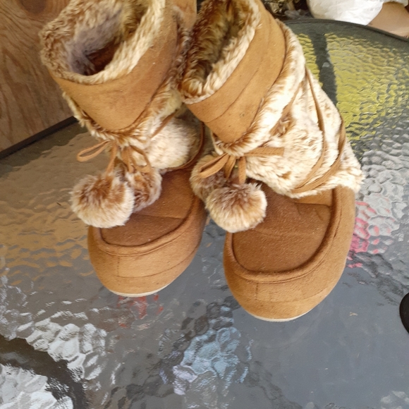 Brown and tan fuzzy comfortable boots - Picture 2 of 9